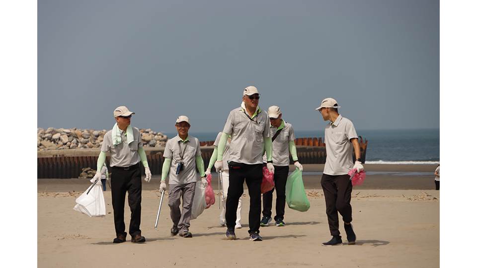 參與淨灘的大、小朋友們不畏炎熱天氣，辛勤地清理沙灘上的廢棄物。